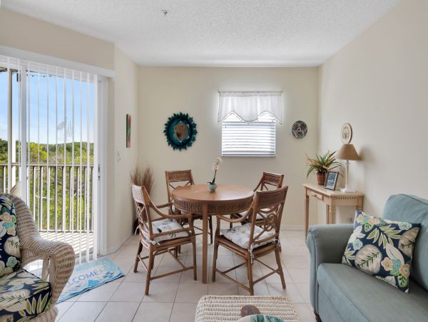 Holmes Beach Value Two Bedroom Vacation Condo Communal Pool