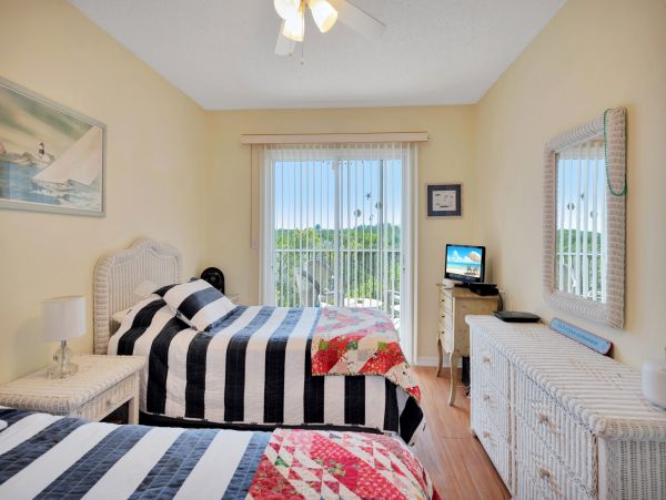 Holmes Beach Value Two Bedroom Vacation Condo Communal Pool
