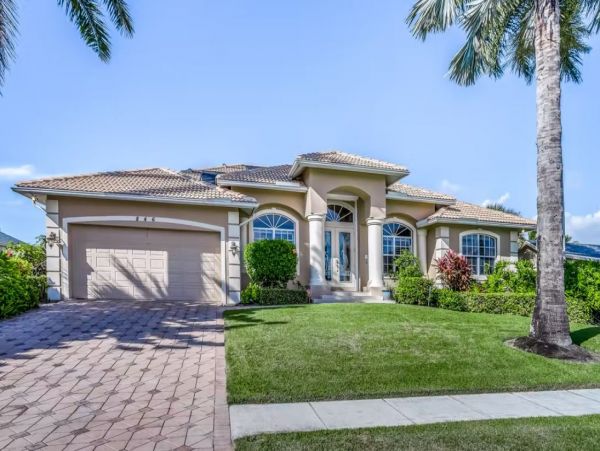 Waterfront Luxury Vacation Pool Home in Marco Island