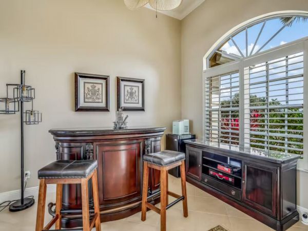 Waterfront Luxury Vacation Pool Home in Marco Island