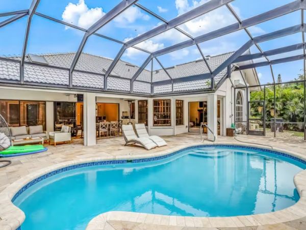 Naples 3 Bedroom Home Private Pool & Lanai Sleeps 12 Guests