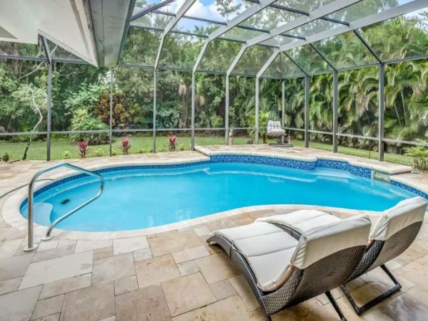 Naples 3 Bedroom Home Private Pool & Lanai Sleeps 12 Guests