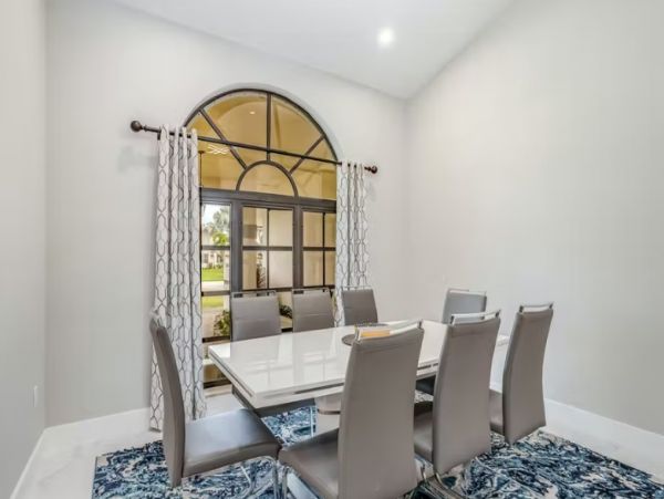 Naples 3 Bedroom Home Private Pool & Lanai Sleeps 12 Guests