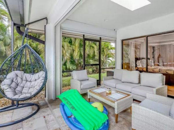 Naples 3 Bedroom Home Private Pool & Lanai Sleeps 12 Guests