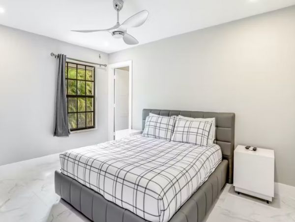 Naples 3 Bedroom Home Private Pool & Lanai Sleeps 12 Guests