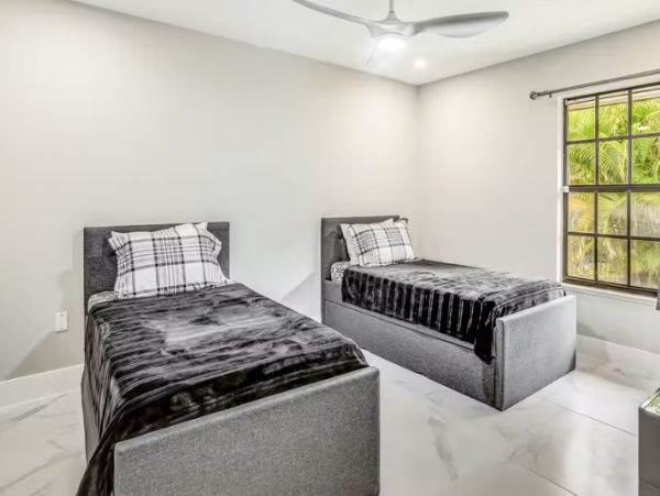 Naples 3 Bedroom Home Private Pool & Lanai Sleeps 12 Guests