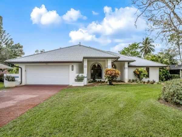 Naples 3 Bedroom Home Private Pool & Lanai Sleeps 12 Guests
