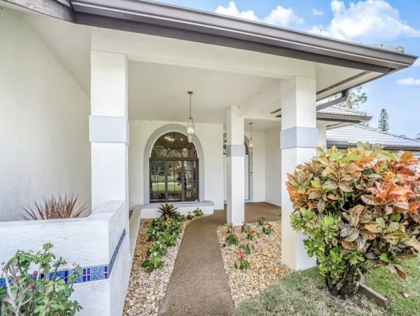 Naples 3 Bedroom Home Private Pool & Lanai Sleeps 12 Guests
