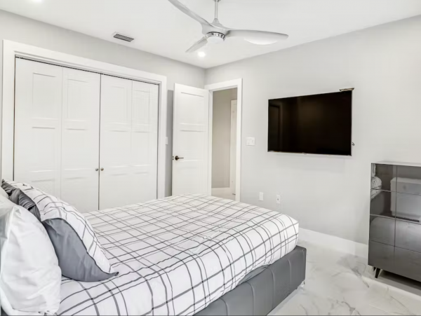 Naples 3 Bedroom Home Private Pool & Lanai Sleeps 12 Guests