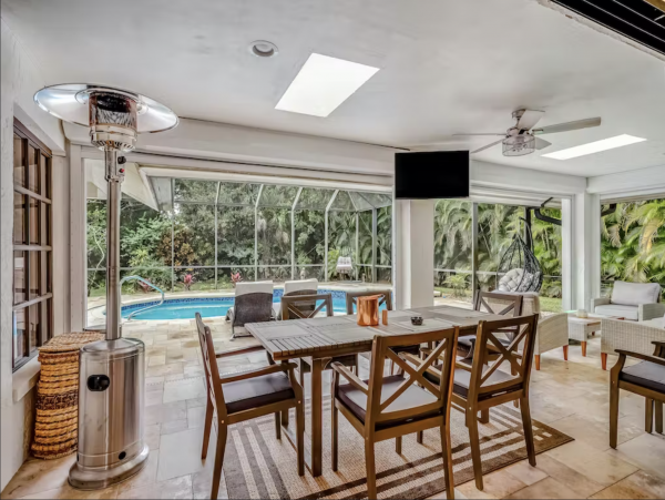 Naples 3 Bedroom Home Private Pool & Lanai Sleeps 12 Guests