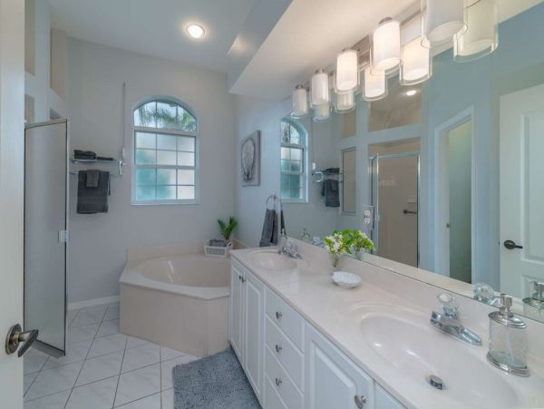 Marco Island Vacation Home 4 Bedrooms with Caged Pool