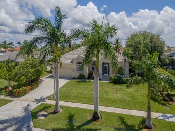 Marco Island Vacation Home 4 Bedrooms with Caged Pool