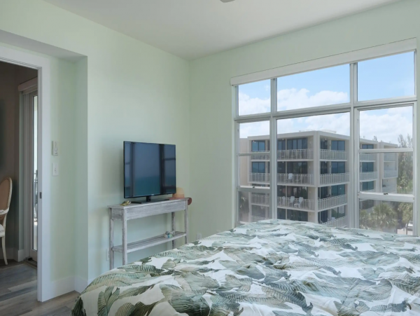 Longboat Key Condo 2 Bedroom Balcony & Communal Pool