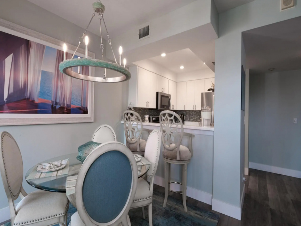 Longboat Key Condo 2 Bedroom Balcony & Communal Pool