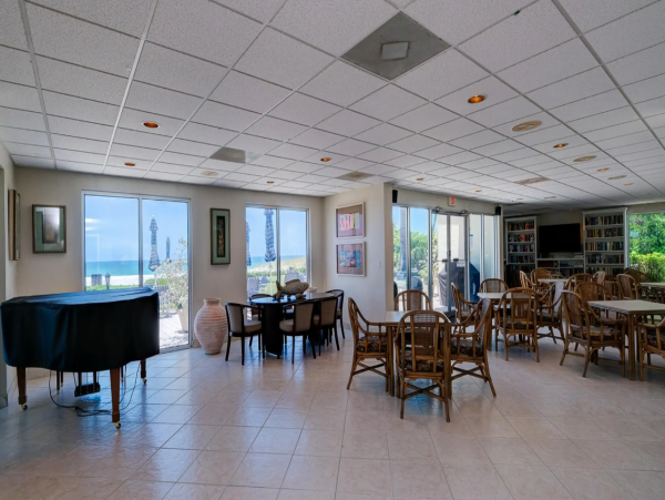 Longboat Key Condo 2 Bedroom Balcony & Communal Pool