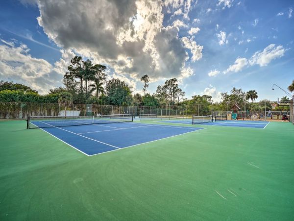Naples Vacation Home Three Bedrooms Canal View Communal Pool