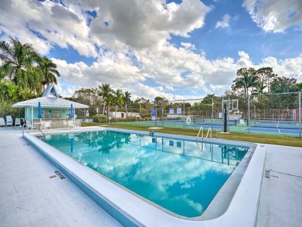 Naples Vacation Home Three Bedrooms Canal View Communal Pool
