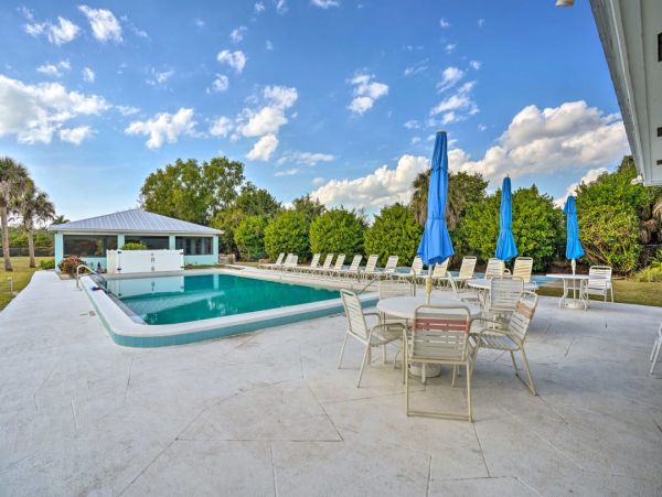 Naples Vacation Home Three Bedrooms Canal View Communal Pool