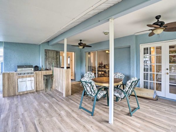 Naples Vacation Home Three Bedrooms Canal View Communal Pool