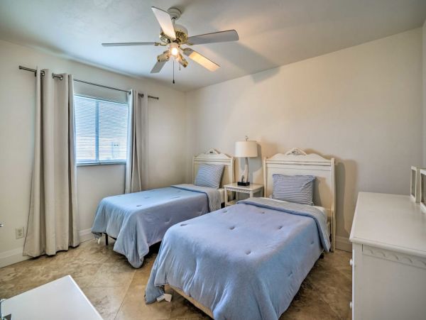 Naples Vacation Home Three Bedrooms Canal View Communal Pool