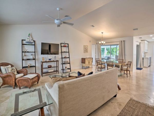 Naples Vacation Home Three Bedrooms Canal View Communal Pool
