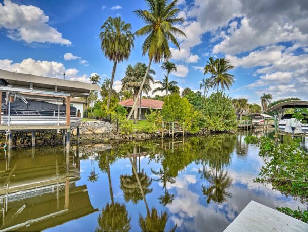 Naples Vacation Home Three Bedrooms Canal View Communal Pool