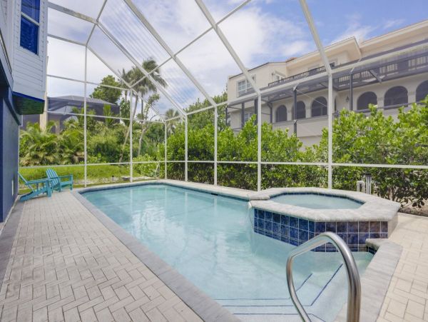 Captiva Island Coastal Escape - Steps to the Beach