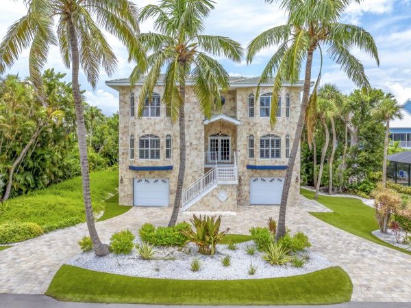 Captiva Island Coastal Escape - Steps to the Beach