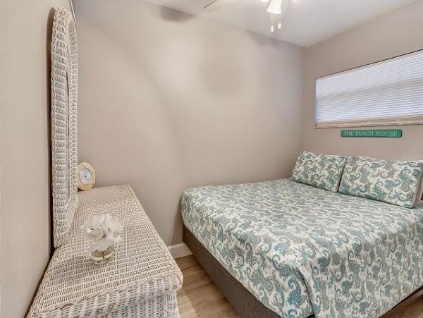 On Beach Treasure Island Vacation Home 6 Bedrooms Sleeps 24