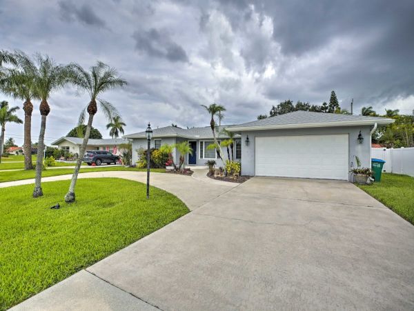 Cape Coral 3 Bedroom Home with Private Pool & Lanai