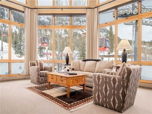 Mountain Retreat with Stunning Views and Luxurious Amenities