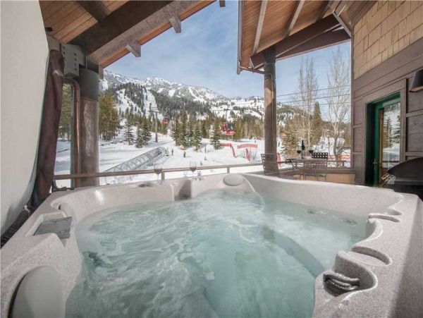 Mountain Retreat with Stunning Views and Luxurious Amenities