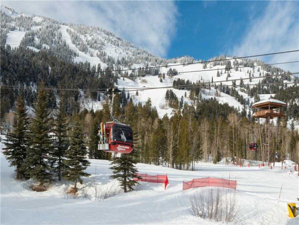 Mountain Retreat with Stunning Views and Luxurious Amenities