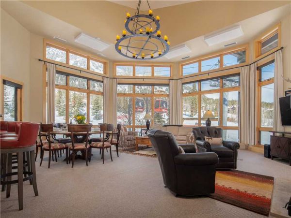 Mountain Retreat with Stunning Views and Luxurious Amenities
