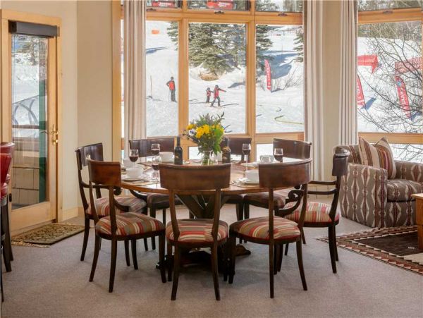 Mountain Retreat with Stunning Views and Luxurious Amenities