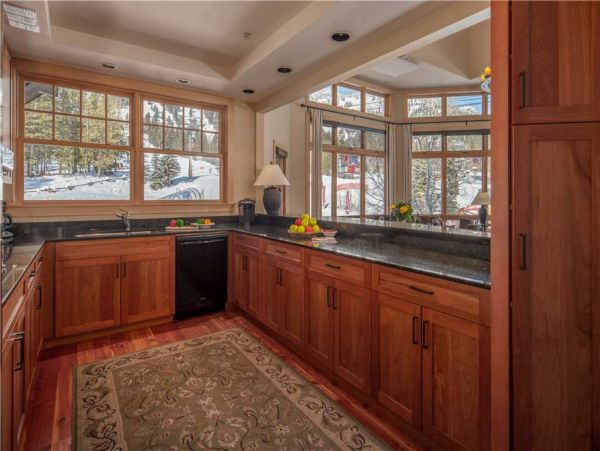 Mountain Retreat with Stunning Views and Luxurious Amenities