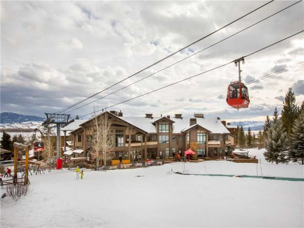 Mountain Retreat with Stunning Views and Luxurious Amenities