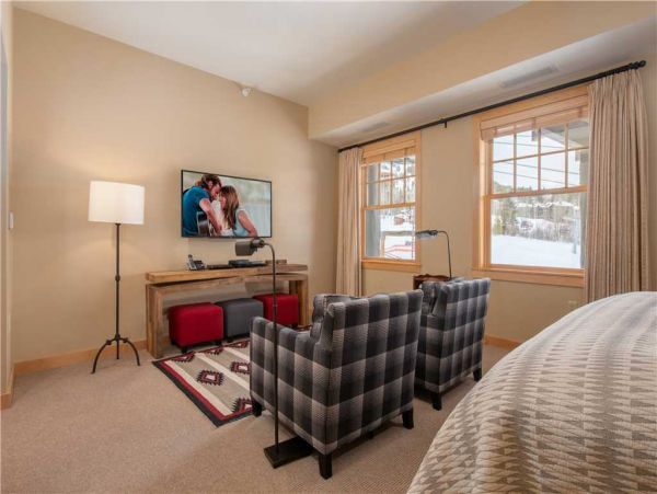 Mountain Retreat with Stunning Views and Luxurious Amenities