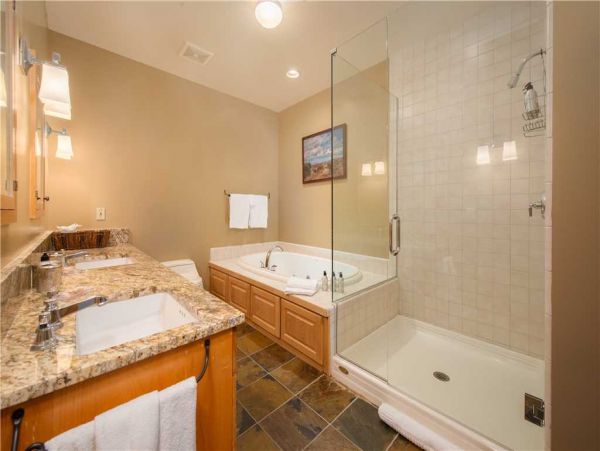 Mountain Retreat with Stunning Views and Luxurious Amenities