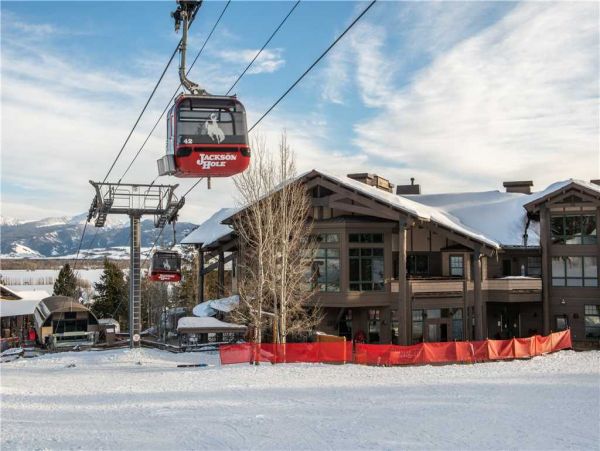 Mountain Retreat with Stunning Views and Luxurious Amenities