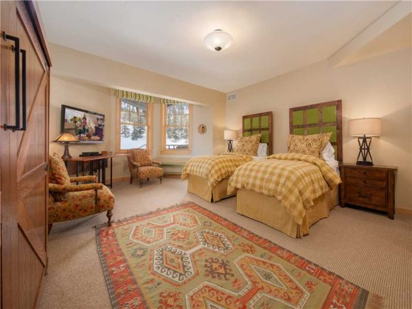 Mountain Retreat with Stunning Views and Luxurious Amenities