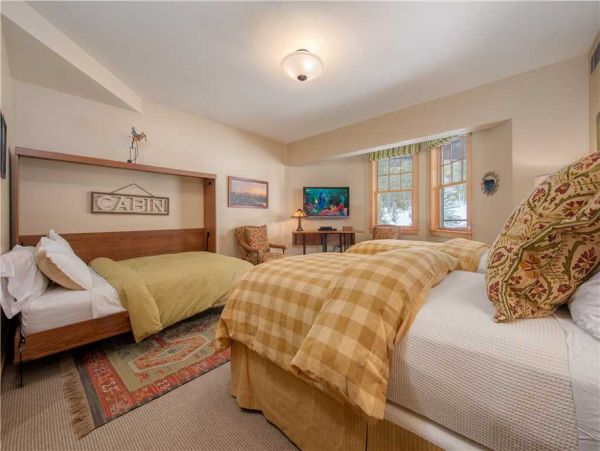 Mountain Retreat with Stunning Views and Luxurious Amenities