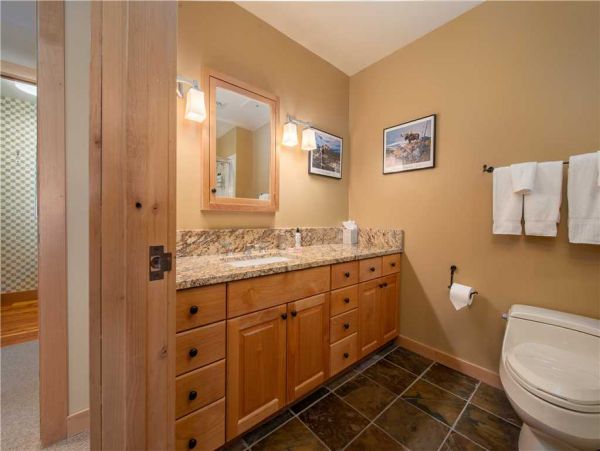 Mountain Retreat with Stunning Views and Luxurious Amenities
