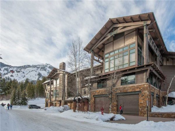 Mountain Retreat with Stunning Views and Luxurious Amenities
