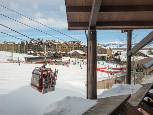 Mountain Retreat with Stunning Views and Luxurious Amenities