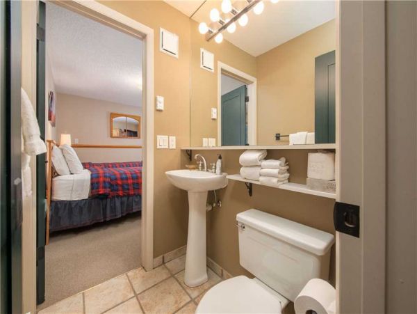 Twin Bedroom's private Attached Bathroom