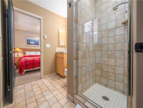 Queen and Twin conjoining Bathroom
