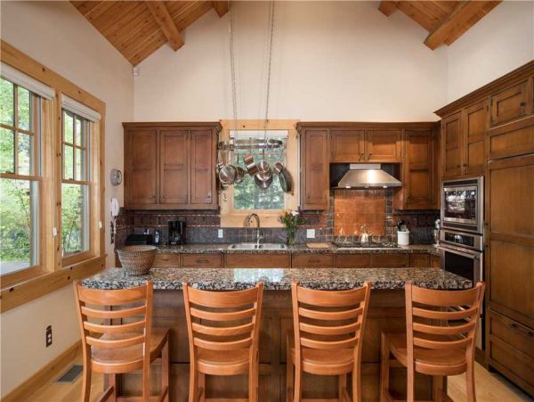 Breakfast Bar & Kitchen