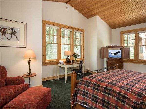 King Master Bedroom w/ TV--Main Floor