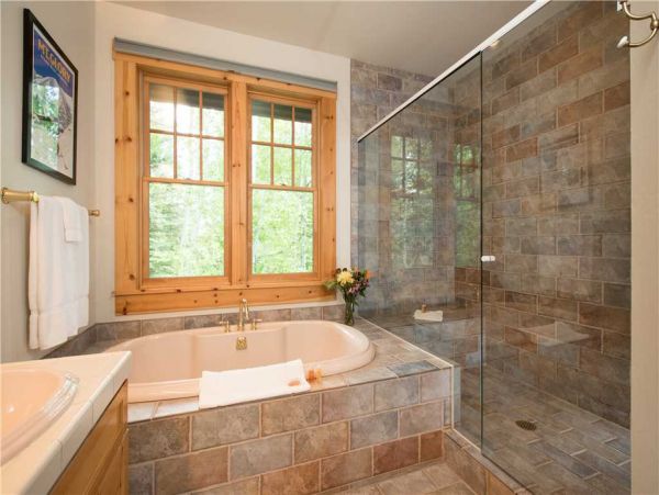 Master Bath Jacuzzi & Walk-In Shower